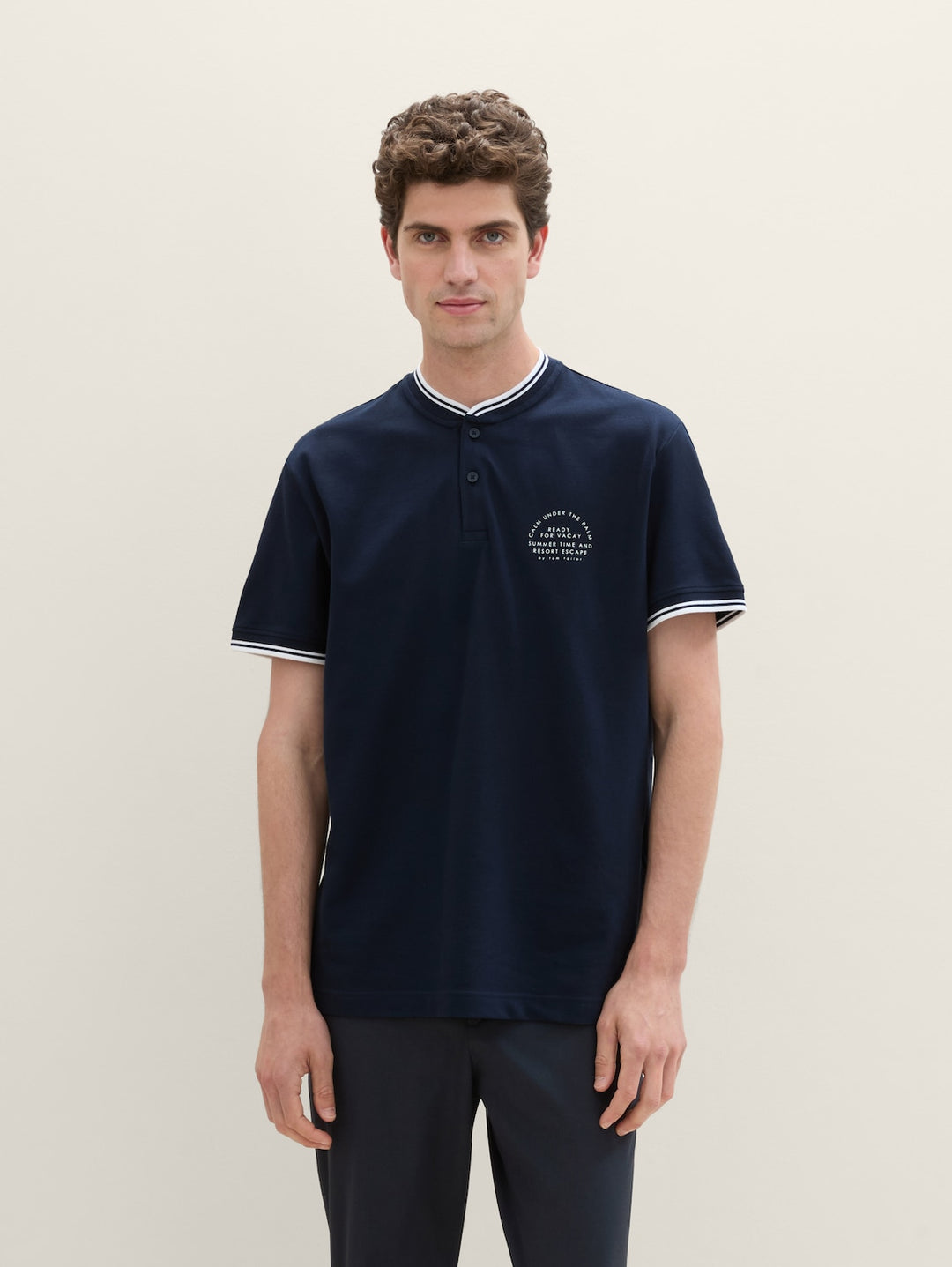 DETAILED STAND-UP POLO