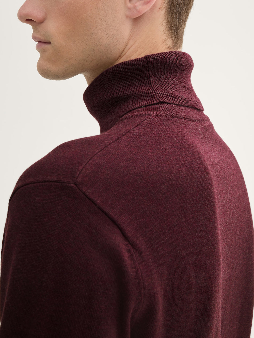 BASIC TURTLENECK KNIT