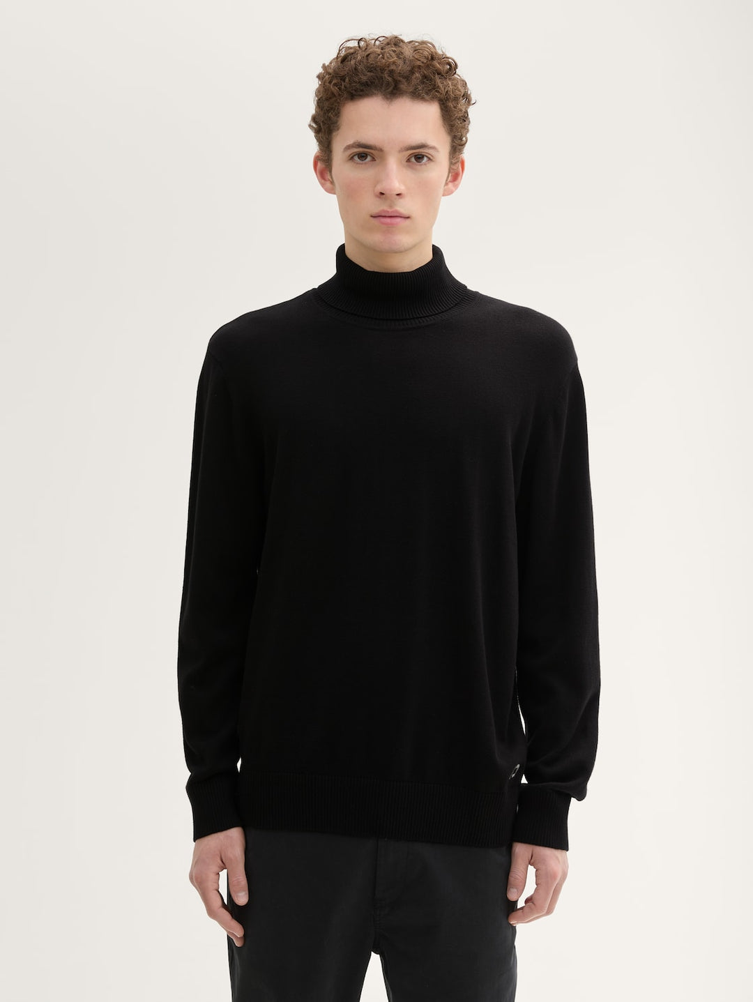 BASIC TURTLE NECK KNIT