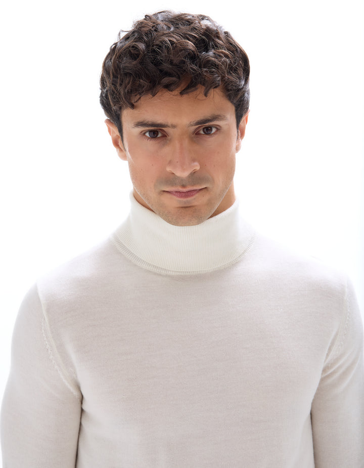 Slim-fit turtleneck sweater 100% merino wool