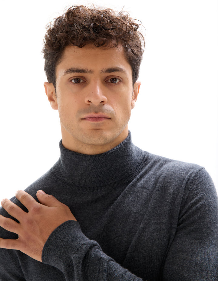 Slim-fit turtleneck sweater 100% merino wool