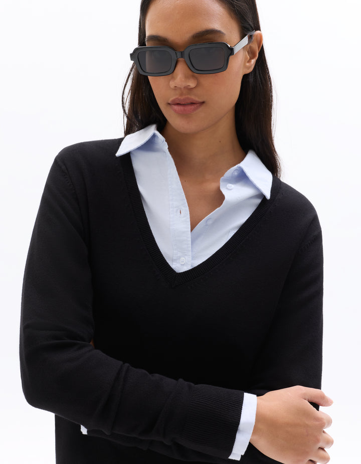Fine knit V-neck sweater