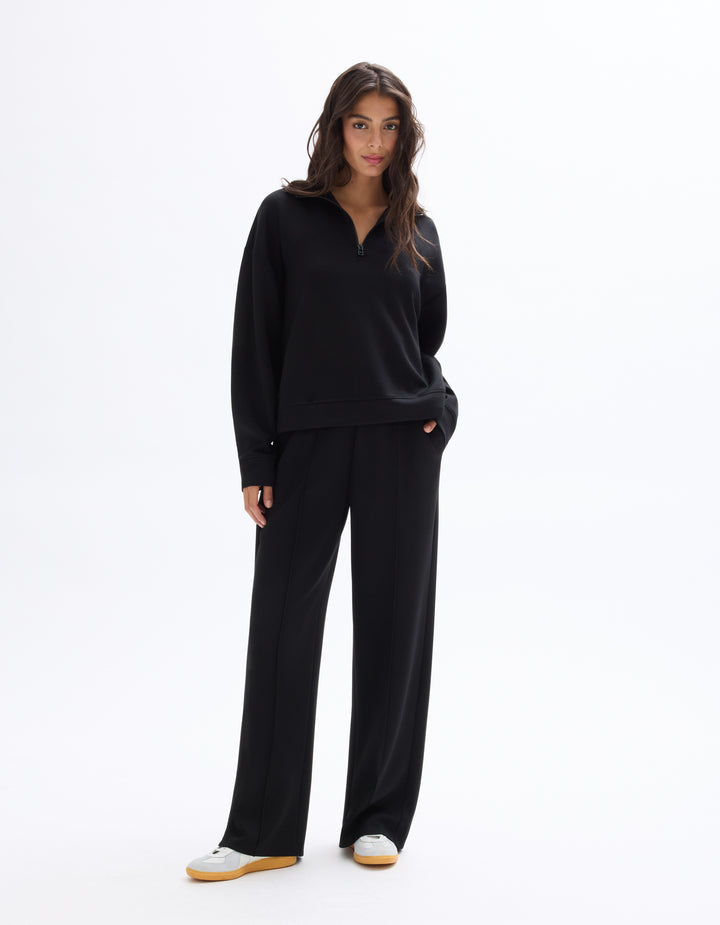 Wide-legged jogging pants with pleats