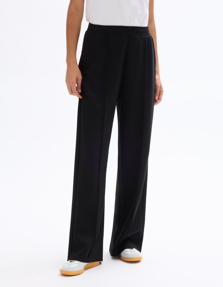 Wide-legged jogging pants with pleats