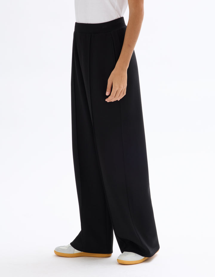 Wide-legged jogging pants with pleats