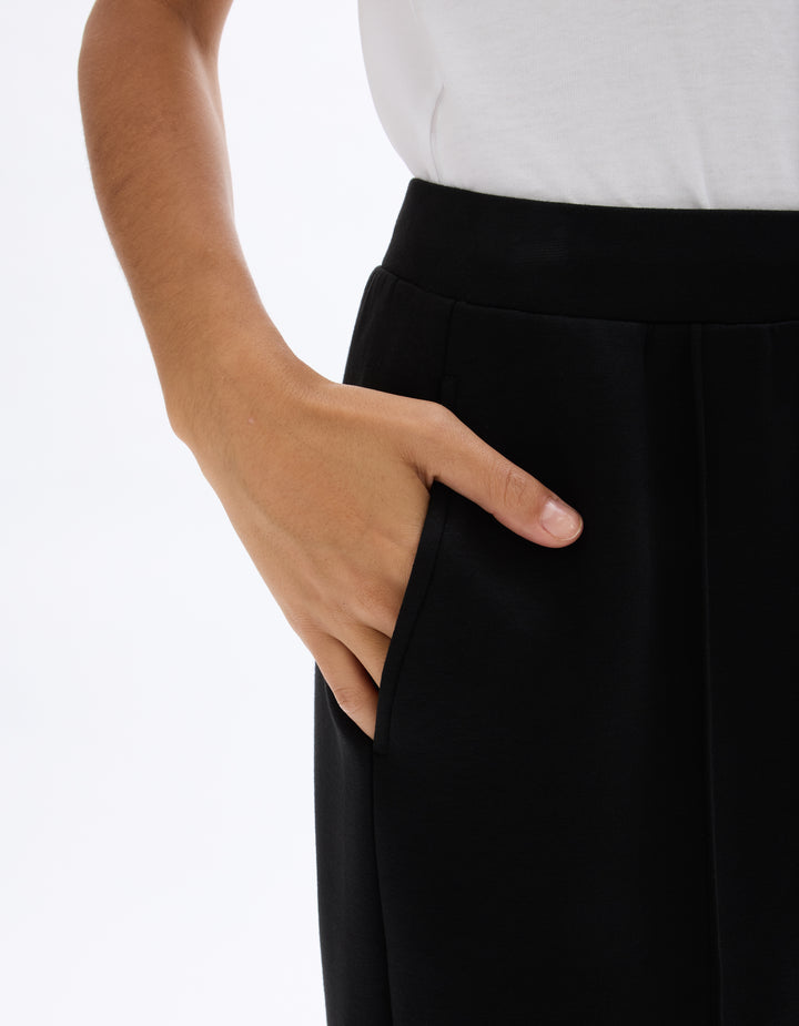 Wide-legged jogging pants with pleats
