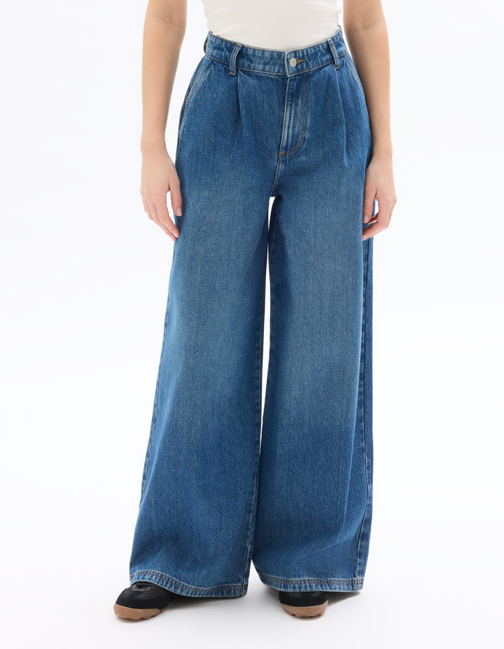 Wide-leg jeans with front pleats