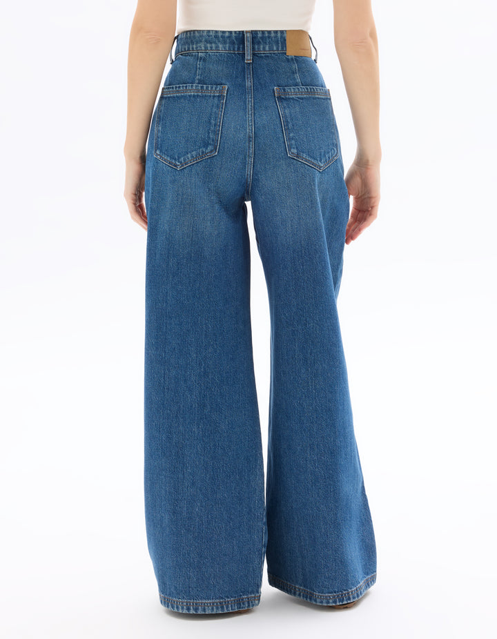 Wide-leg jeans with front pleats
