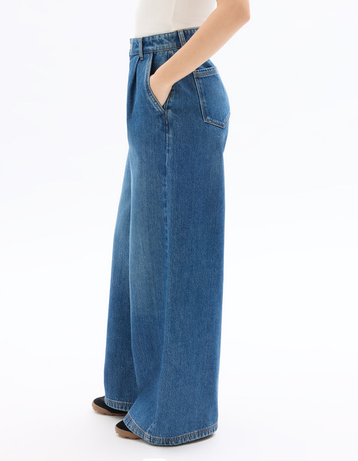 Wide-leg jeans with front pleats