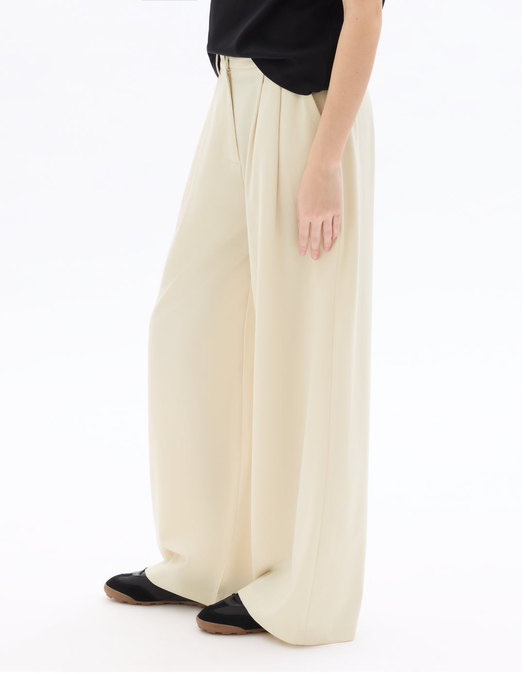 Wide-leg trousers