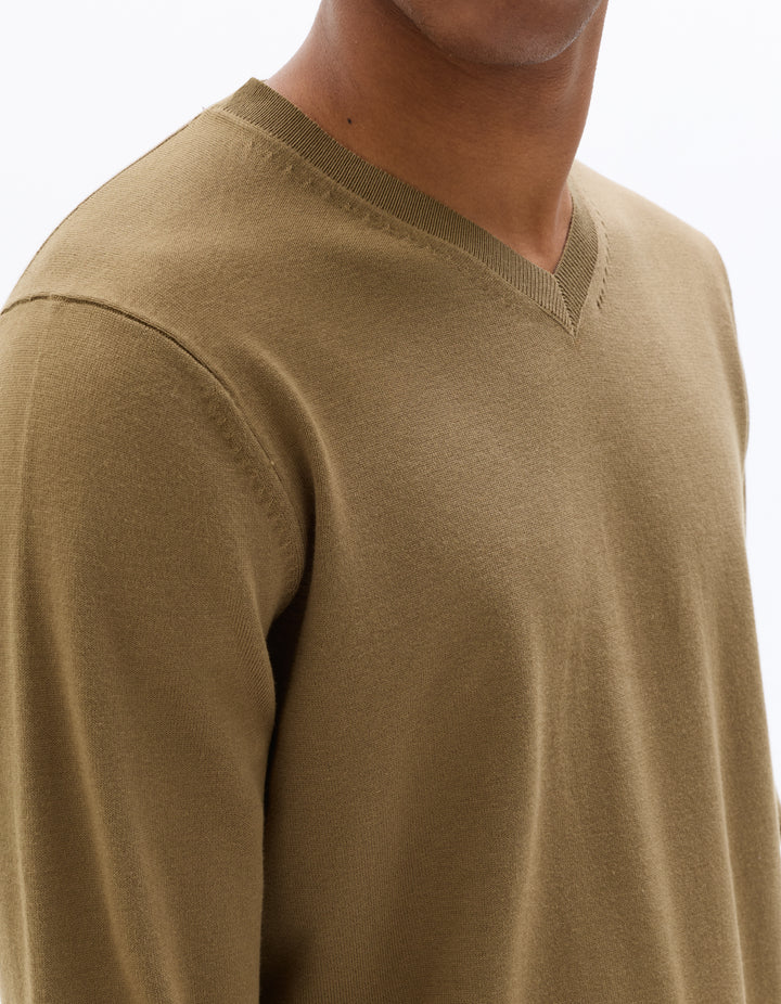 Plain V-neck sweater in fine knit