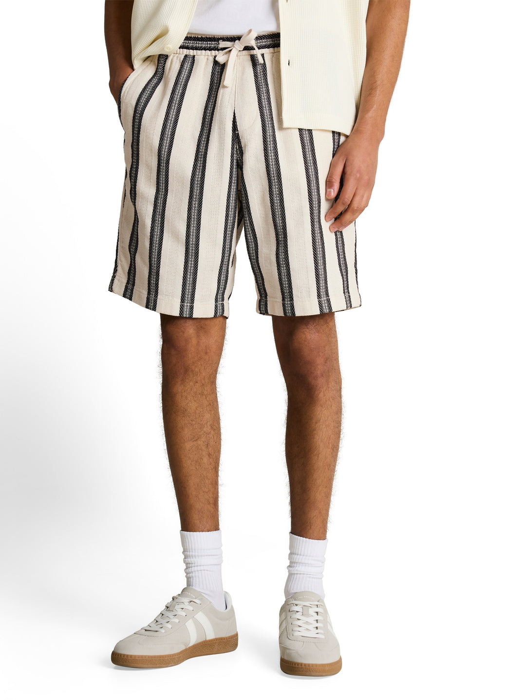 RELAXED STRUCTURED STRIPED SHORTS