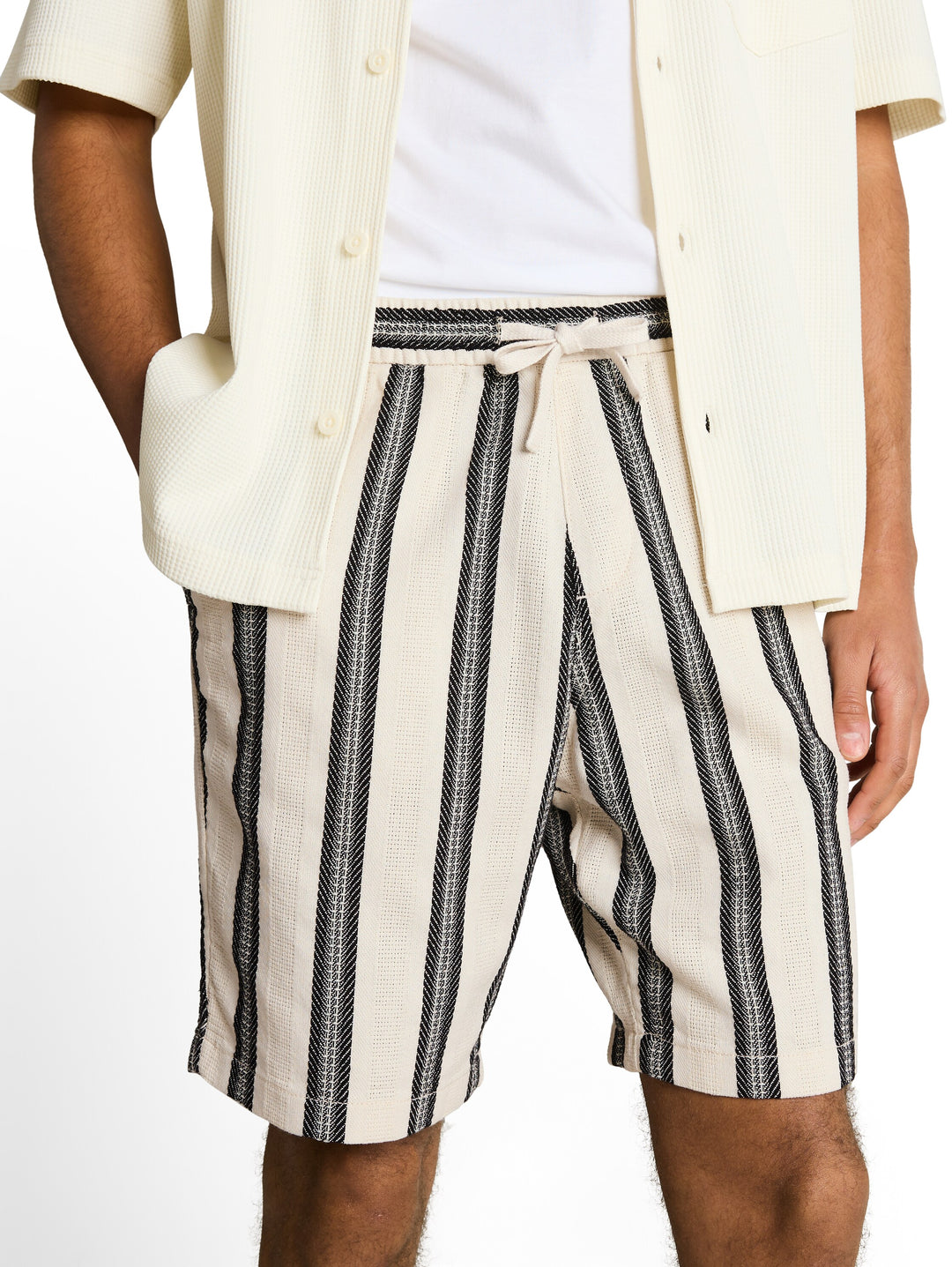 RELAXED STRUCTURED STRIPED SHORTS
