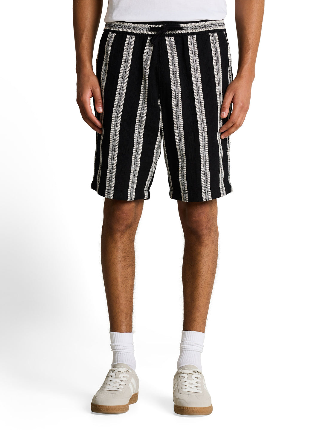 RELAXED STRUCTURED STRIPED SHORTS