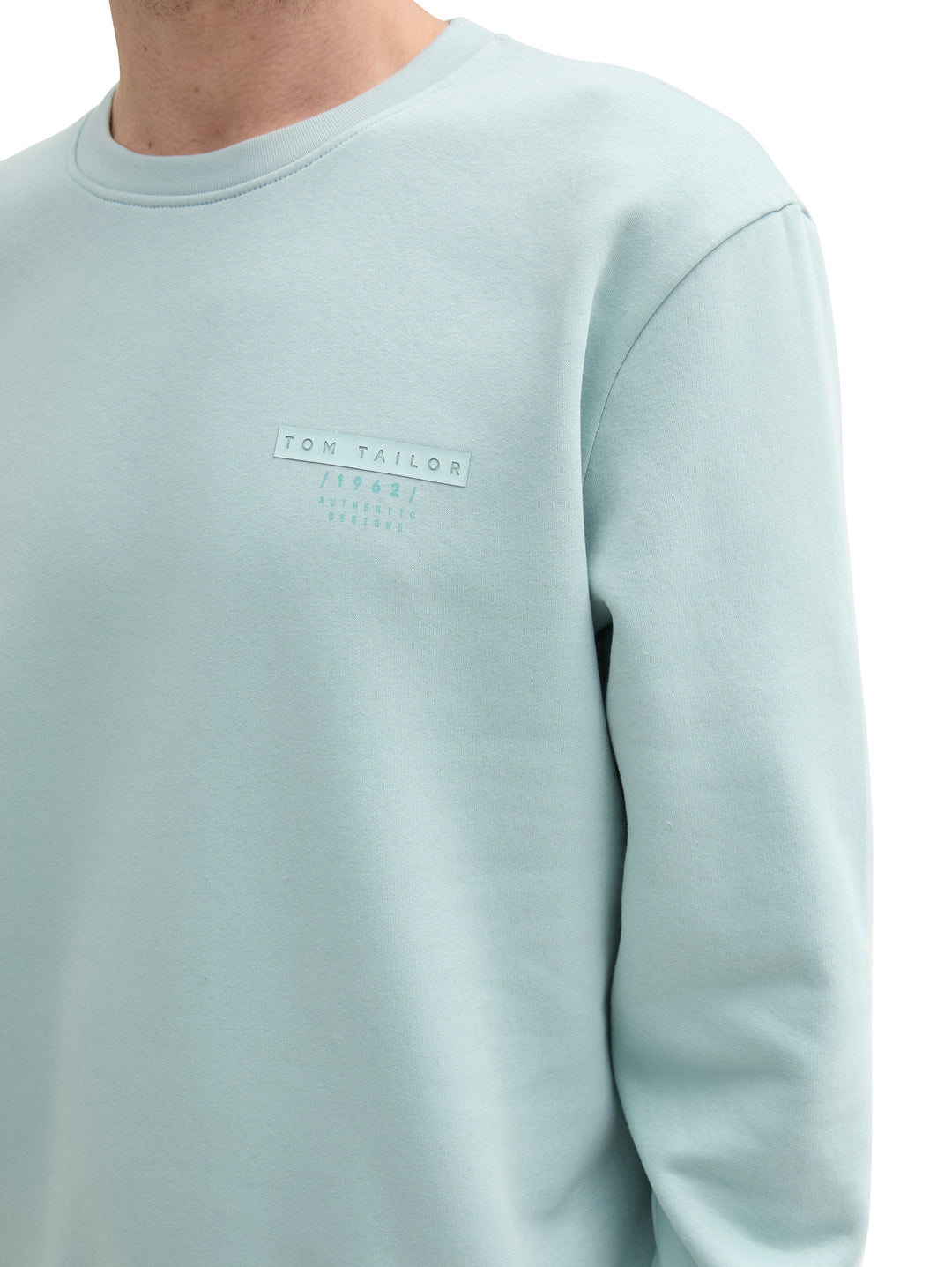 BASIC CREWNECK SWEATER