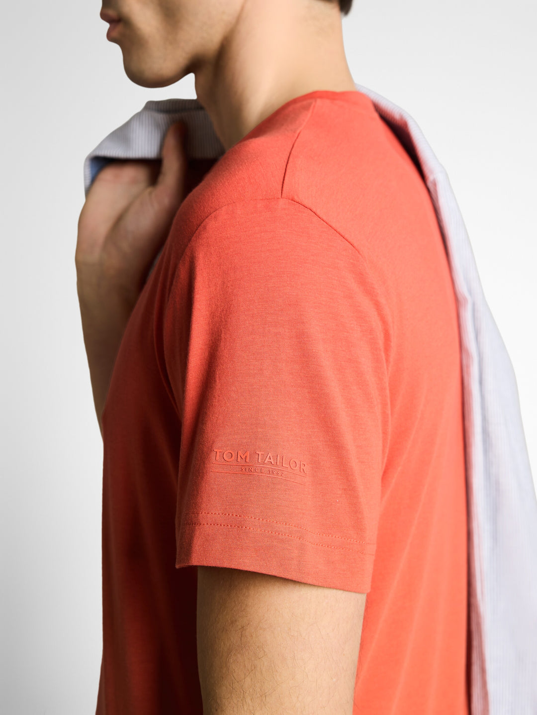 FITTED BASIC T-SHIRT