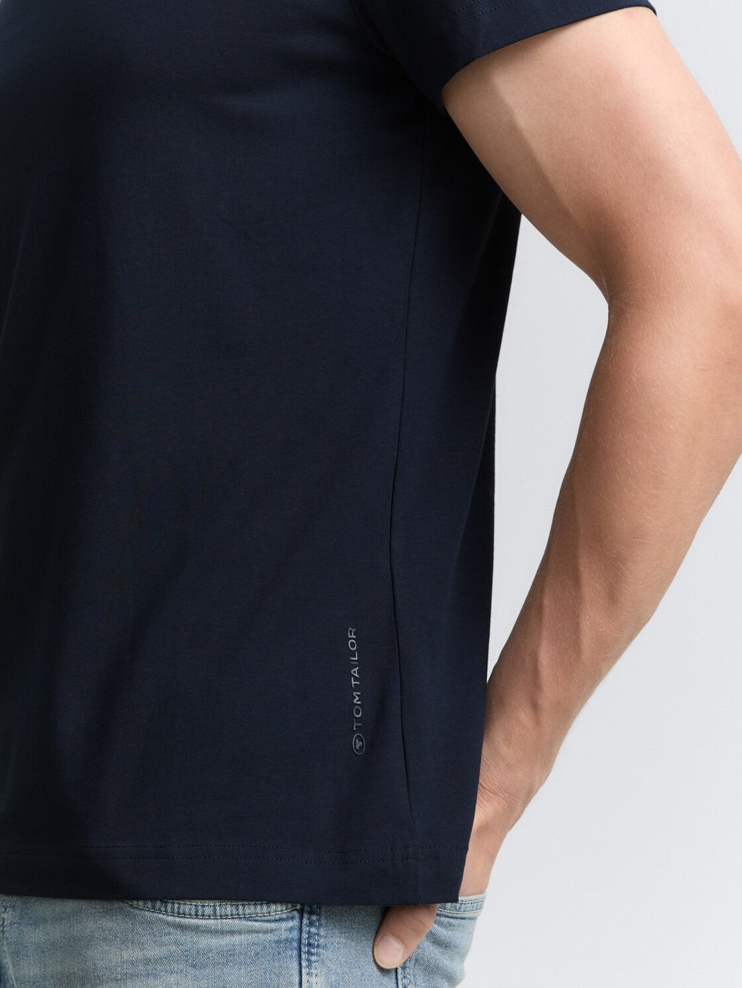 FITTED BASIC T-SHIRT