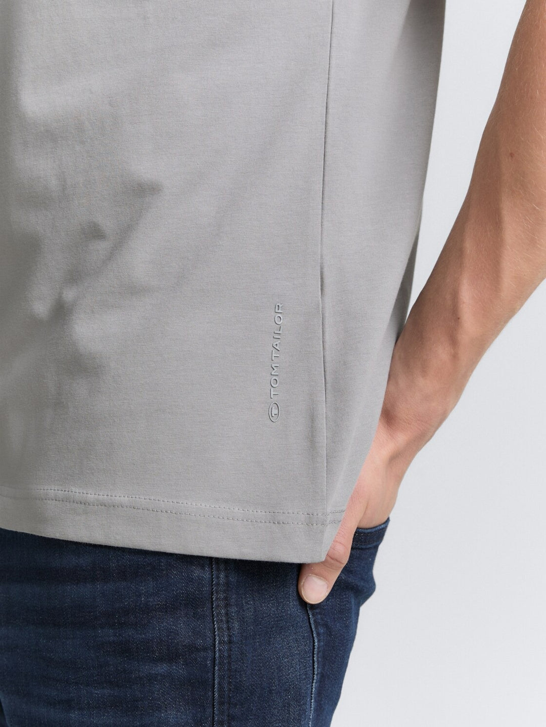 FITTED BASIC T-SHIRT